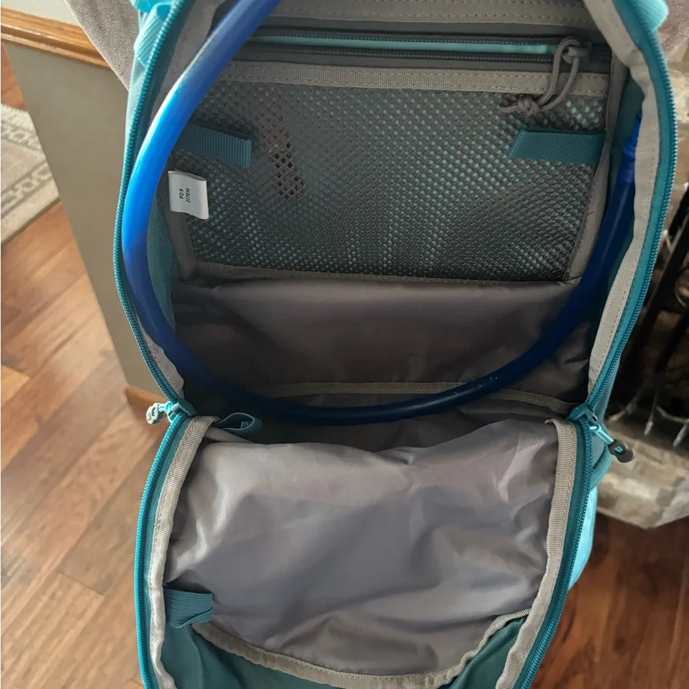 Camelbak Teal and Light Blue Backpack - Picture 6 of 16